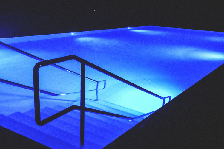 Flux périphérique indirect pour piscine intérieure - LeDUX Lumière
